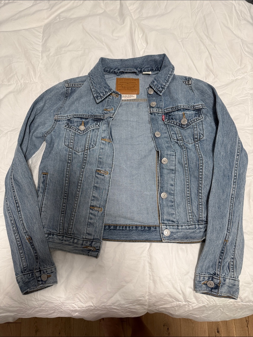 LEVIS LIGHT WASH WOMENS JEAN JACKET SZ SMALL
